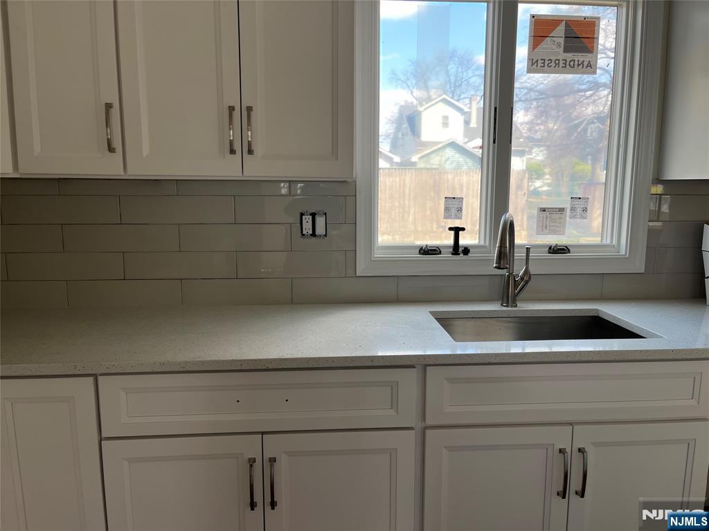 27 Fern Ave, Dumont, New Jersey - 3 Bedrooms  
3 Bathrooms  
5 Rooms - 