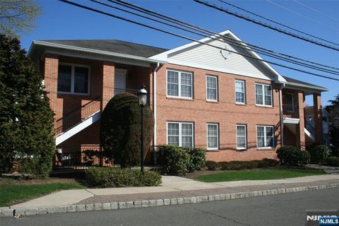 MLS: 25016891
