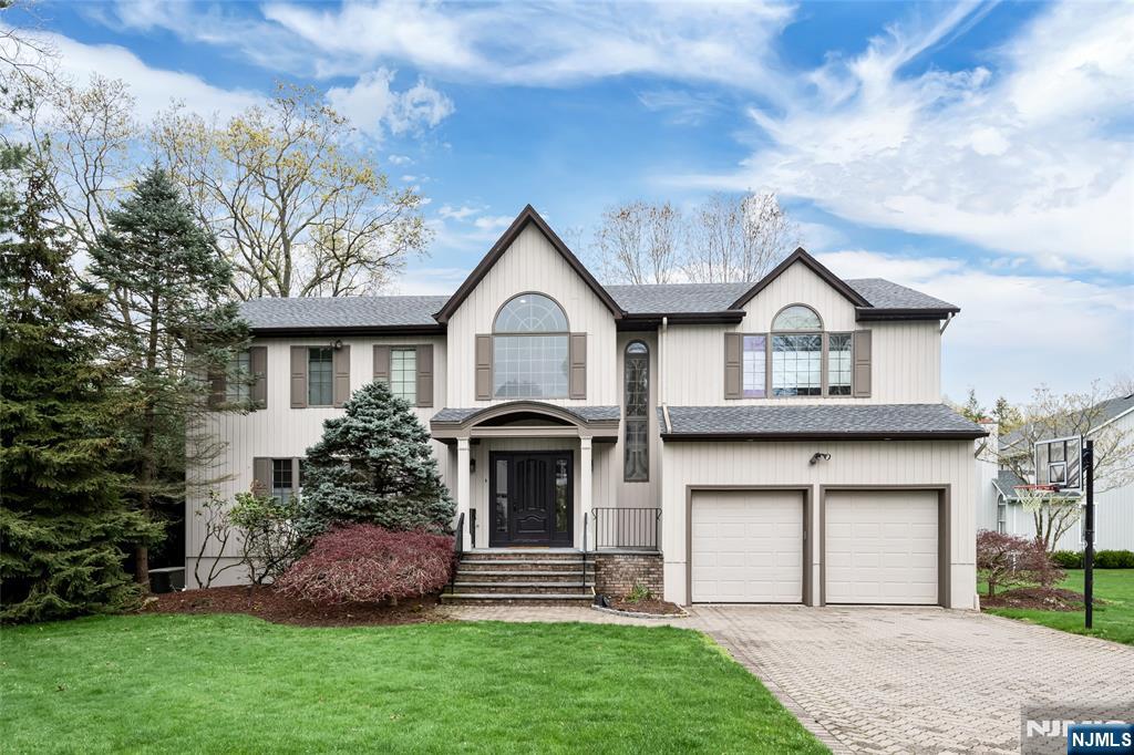 55 Auryansen Ct, Closter, New Jersey - 5 Bedrooms  
5 Bathrooms  
11 Rooms - 