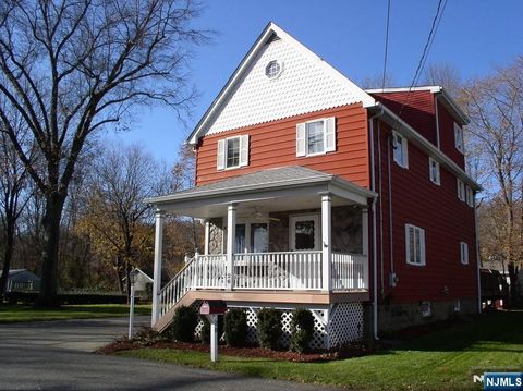 Photo of 26 Grandview Ave, Oakland, NJ 07436 (MLS # 26027018)