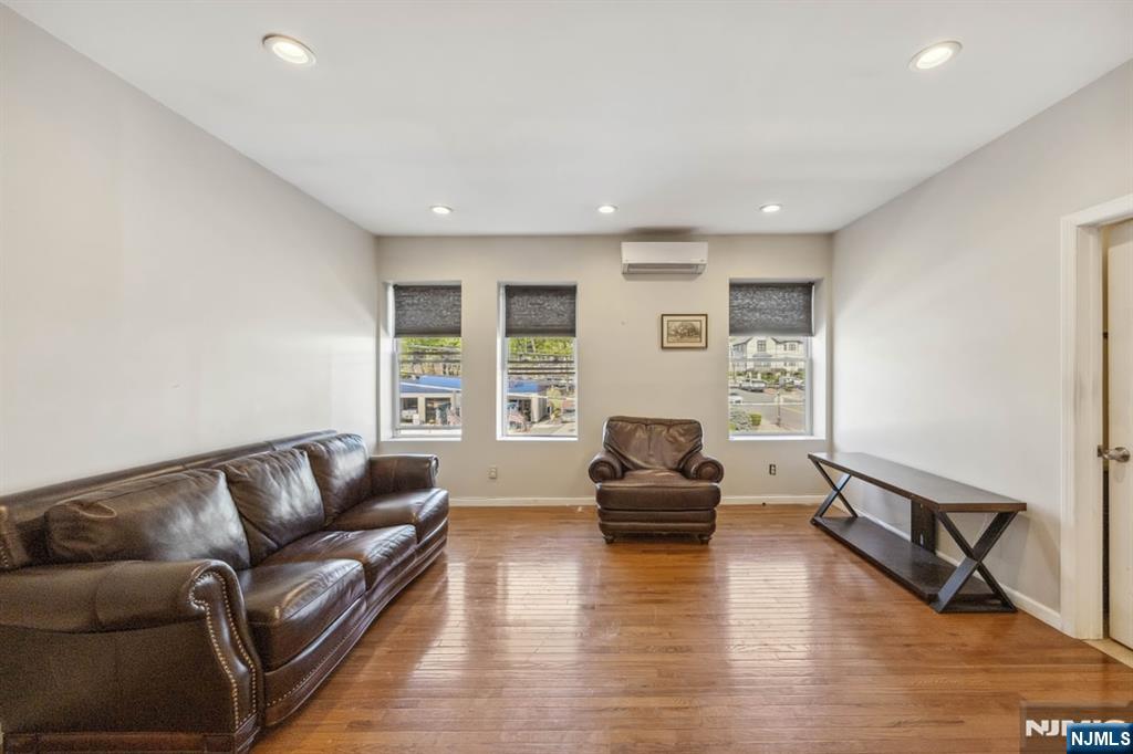 Rental Property at 599 N Maple Ave 1, Ridgewood, New Jersey - Bedrooms: 1 
Bathrooms: 2 
Rooms: 5  - $2,500 MO.