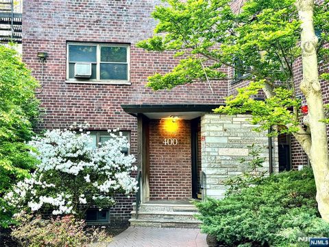 Photo of 400 Fairview AVE #5-D, Fort Lee, NJ 07024 (MLS # 26014928)
