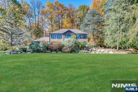 Photo of 801 Pony Trail, Franklin Lakes, NJ 07417 (MLS # 26039985)