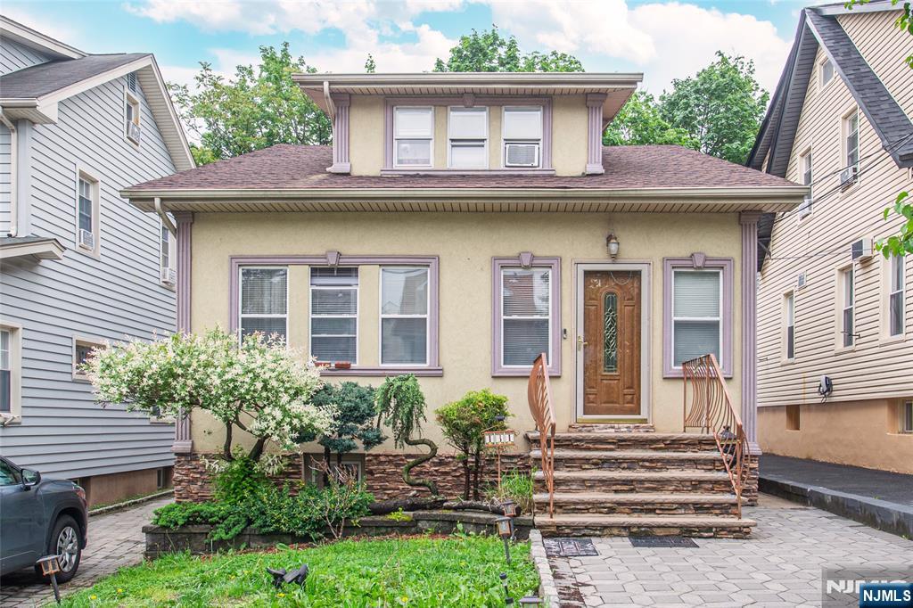 131 W 4th Street, Clifton, New Jersey - 4 Bedrooms  
3 Bathrooms  
10 Rooms - 