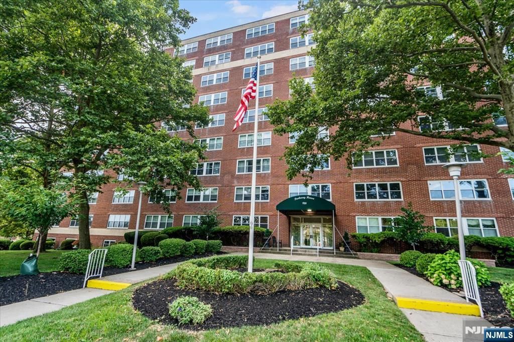 Photo of 926 Bloomfield Ave #5E, Glen Ridge, NJ 07028 (MLS # 26007101)