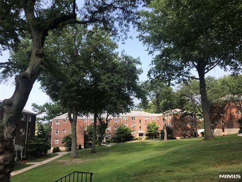 Photo of 1470 W TERRACE Circle #4, Teaneck, NJ 07666 (MLS # 25042873)