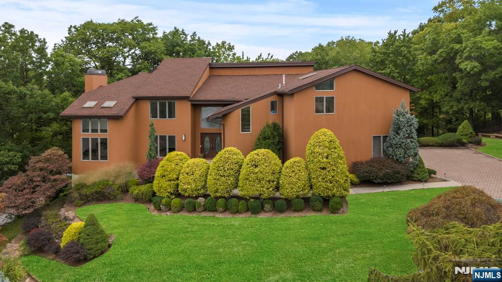 7 Tiffany Court, Cedar Grove, New Jersey - 5 Bedrooms  
5 Bathrooms  
13 Rooms - 