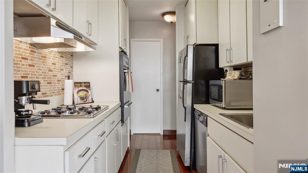 2077 Center Avenue 18c