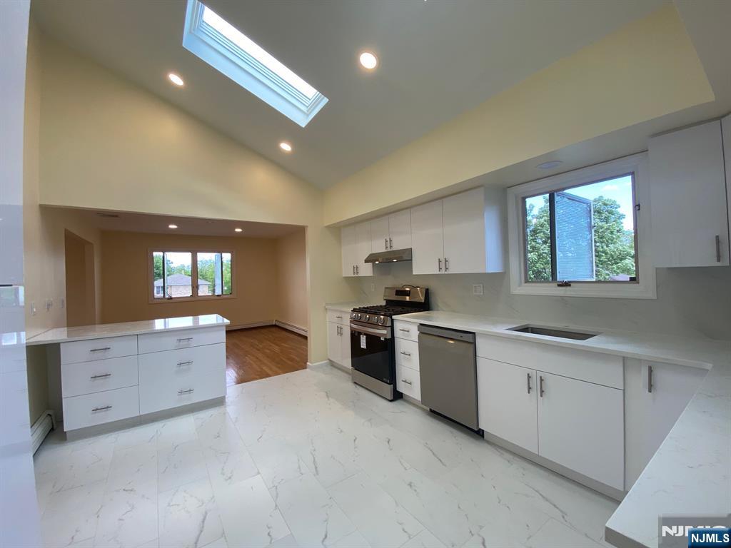 2442 1st St 2 Fl, Fort Lee, New Jersey - 3 Bedrooms  
2 Bathrooms  
8 Rooms - 