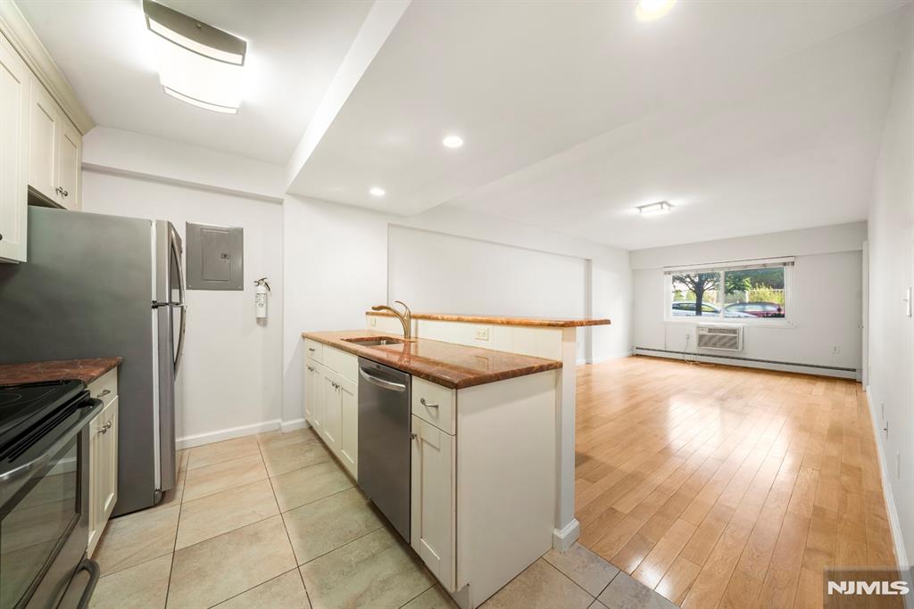 Rental Property at 333 Grand Ave 1S, Palisades Park, New Jersey - Bedrooms: 1 
Bathrooms: 1 
Rooms: 2  - $1,950 MO.