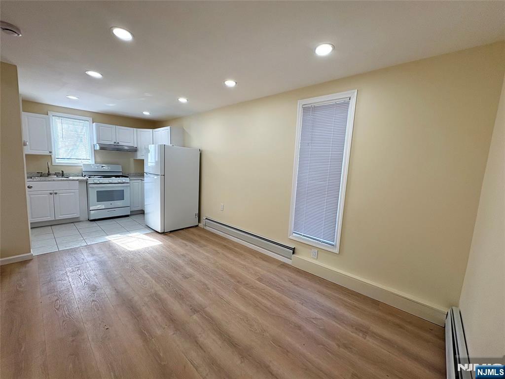 531 Hillside Ave, Palisades Park, New Jersey - 1 Bedrooms  
1 Bathrooms  
3 Rooms - 