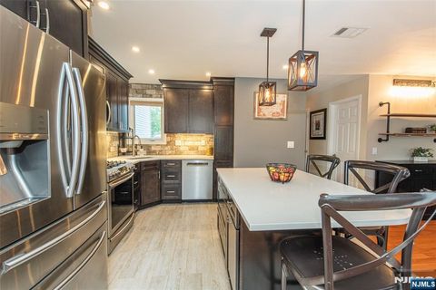 Photo of 3 Freedom Court, Montville Township, NJ 07045 (MLS # 26018326)