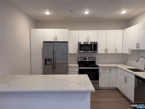 Photo of 1685 Bergen Blvd #415, Fort Lee, NJ 07024 (MLS # 26002914)