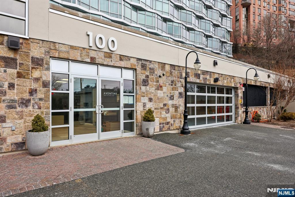 Rental Property at 100 Thompson Ln 4F, Edgewater, New Jersey - Bedrooms: 2 
Bathrooms: 3 
Rooms: 8  - $4,800 MO.