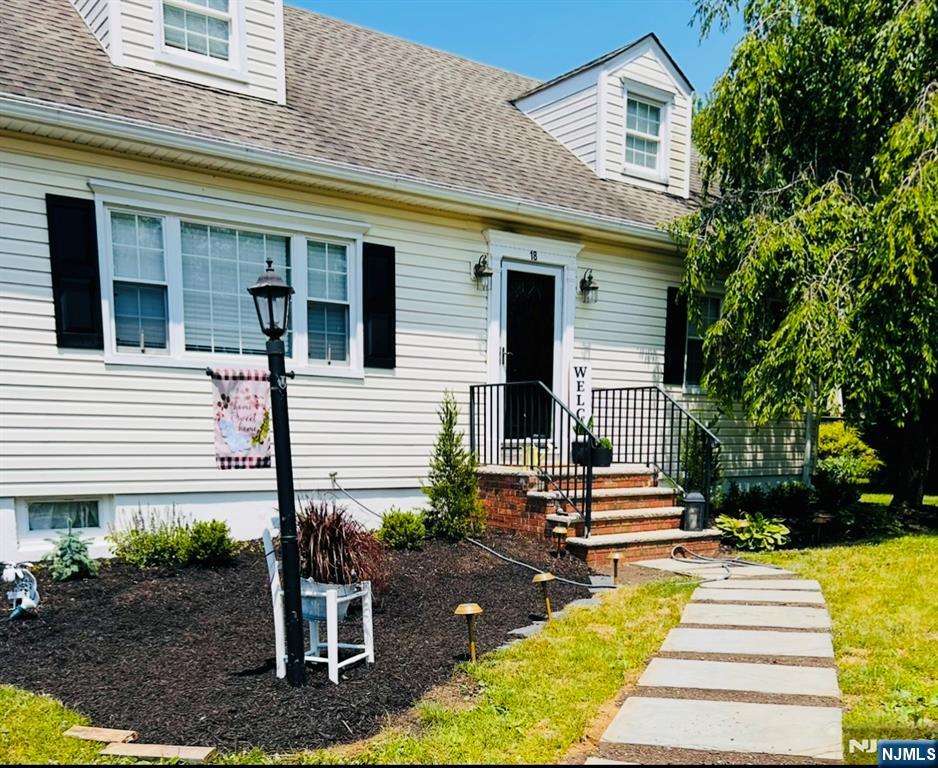 18 Meadow Lane, Hackettstown, New Jersey - 4 Bedrooms  
2 Bathrooms  
8 Rooms - 