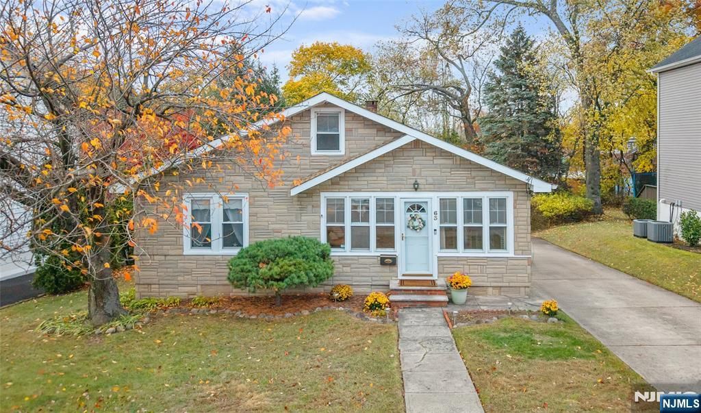 Photo of 63 Pomona Avenue, Fair Lawn, NJ 07410 (MLS # 25040260)