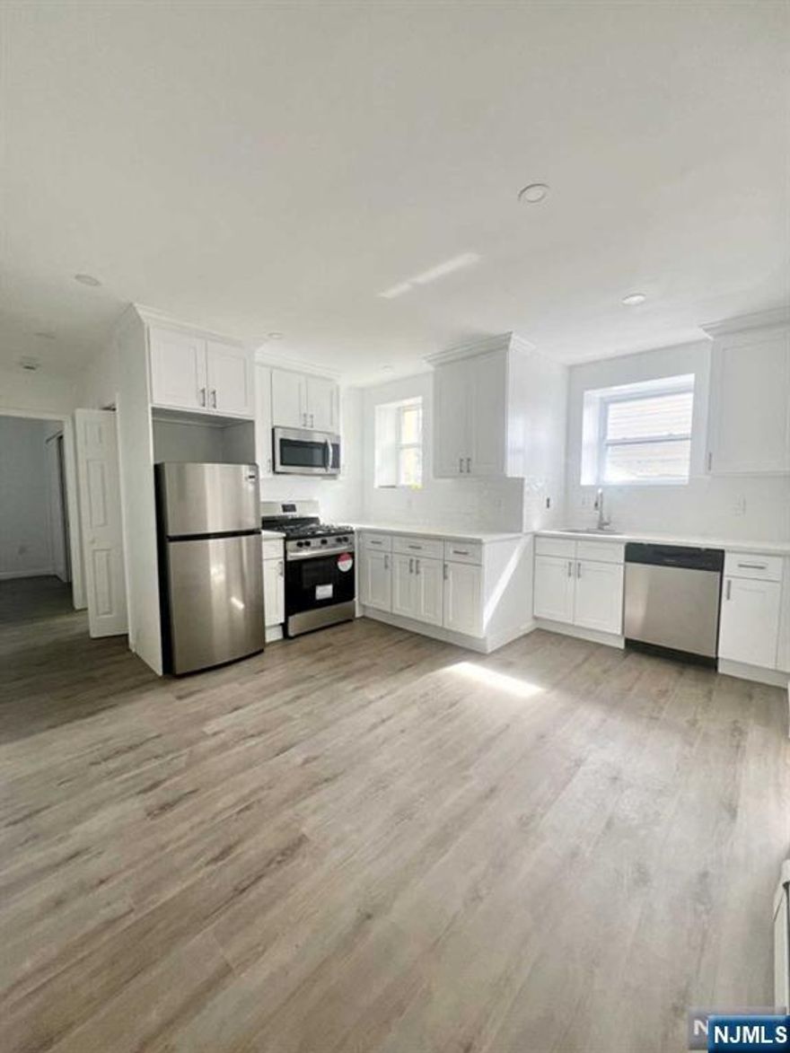 Fully renovated, bright, clean 3 bedroom unit. All stainless steel appliances in this totally revamped EIK, in unit washer/dryer supplied by owner, new fire system, full security system with camera intercom. Full use of backyard, 1 parking spot. Pet friendly- pet fee applies
