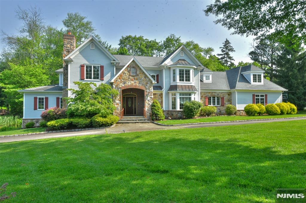 25 Stony Brook Drive, North Caldwell, New Jersey - 5 Bedrooms  
6.5 Bathrooms  
12 Rooms - 