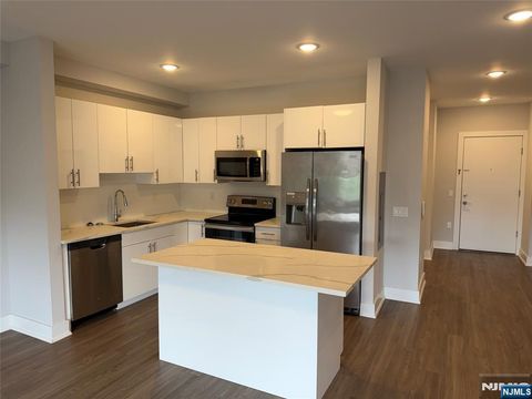 Photo of 1685 Bergen Blvd #701, Fort Lee, NJ 07024 (MLS # 26018757)
