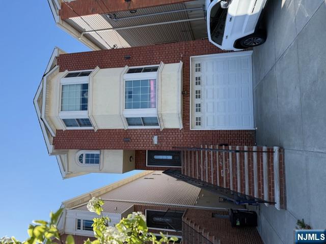 211 Cleveland Ave 1F G, Harrison, New Jersey - 2 Bedrooms  
2 Bathrooms  
6 Rooms - 