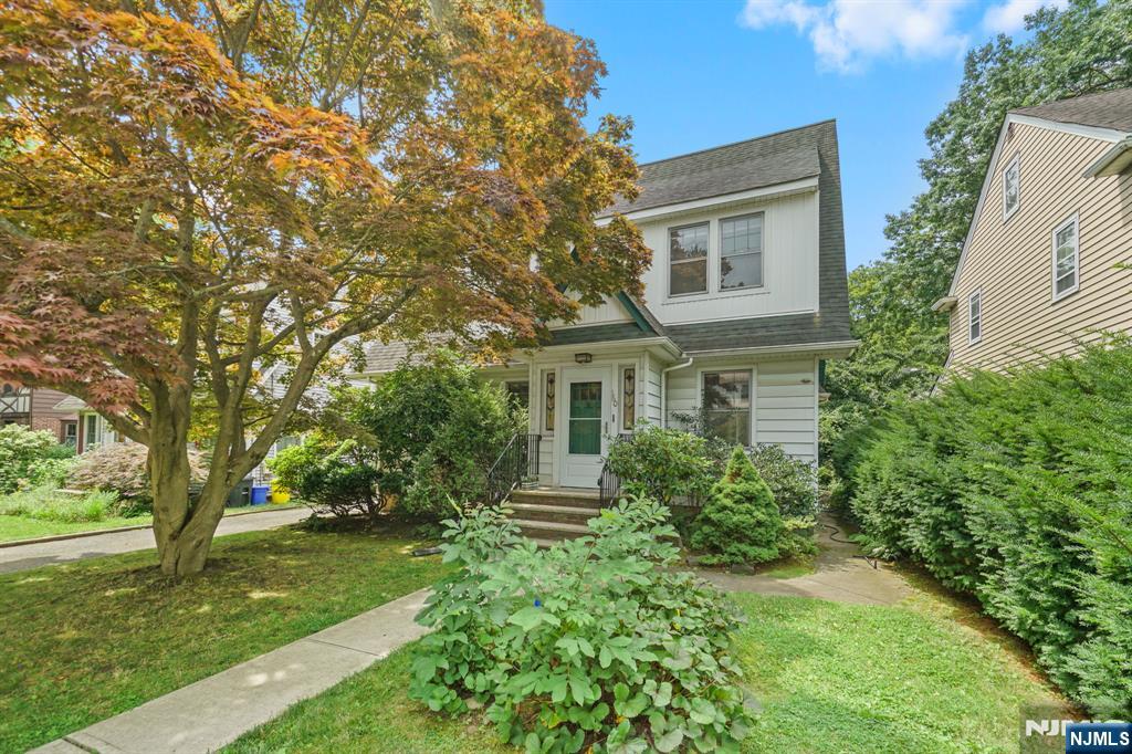 160 Sherman Ave, Teaneck, New Jersey - 3 Bedrooms  
2.5 Bathrooms  
8 Rooms - 