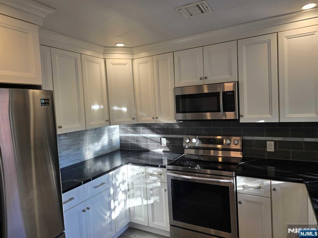 Rental Property at 11 Veterans Way, Edgewater, New Jersey - Bedrooms: 3 
Bathrooms: 2.5 
Rooms: 6  - $3,875 MO.