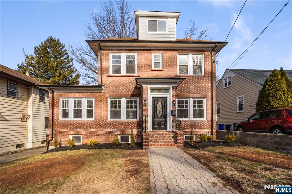 Property for Sale at 33 Robertson Road, West Orange, New Jersey - Bedrooms: 5 
Bathrooms: 3 
Rooms: 10  - $739,900