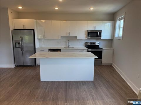 Photo of 1685 Bergen Blvd #714, Fort Lee, NJ 07024 (MLS # 25021631)