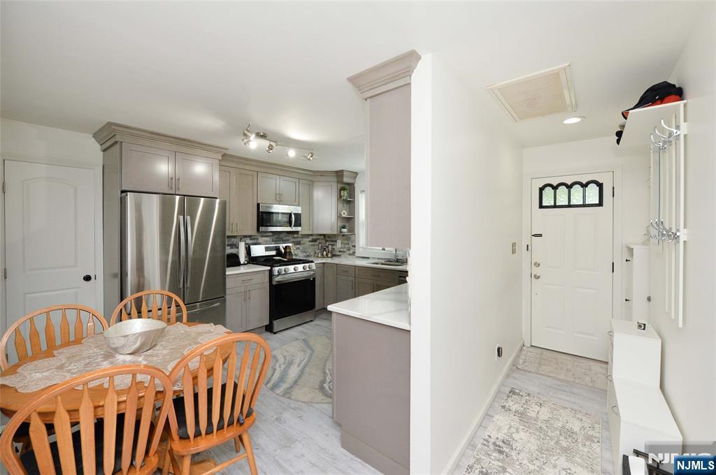 118 Park Ln, Wayne, New Jersey - 2 Bedrooms  
1 Bathrooms  
3 Rooms - 