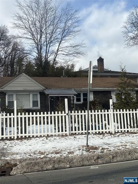 Photo of 1 Notch Rd, Little Falls, NJ 07424 (MLS # 26000472)