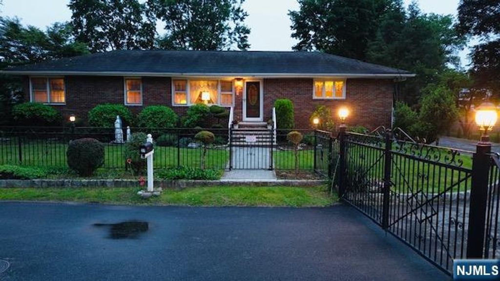 Photo of 27 Colville Road, Wayne, NJ 07470 (MLS # 25037816)