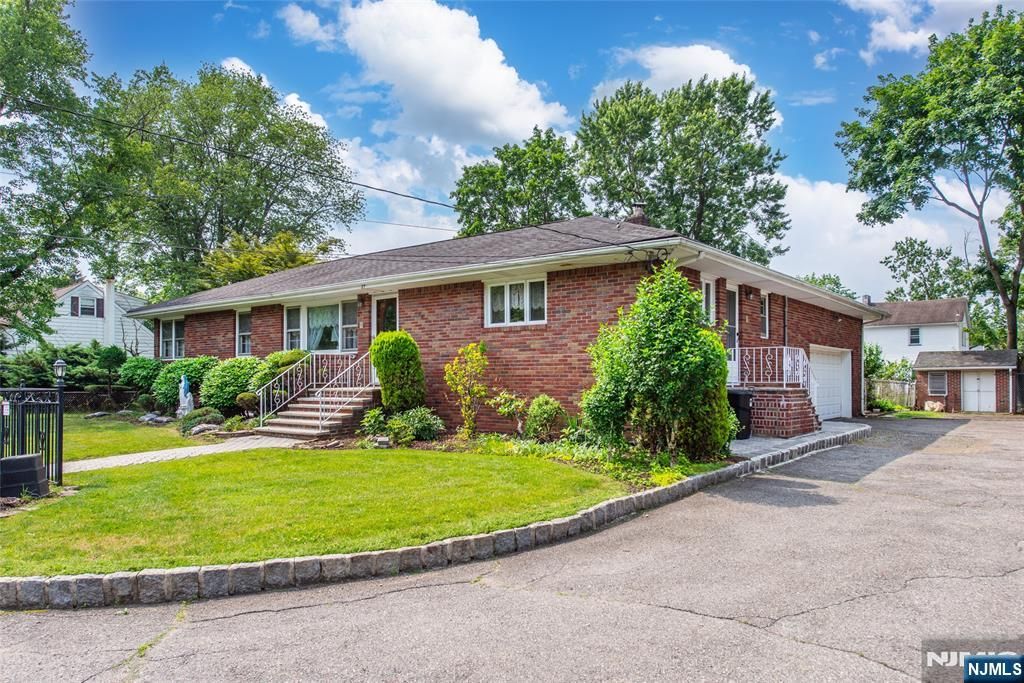 Photo of 27 Colville Road, Wayne, NJ 07470 (MLS # 25037816)