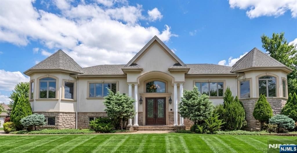 Photo of 18 Berkshire Place, Englewood Cliffs, NJ 07632 (MLS # 26021813)