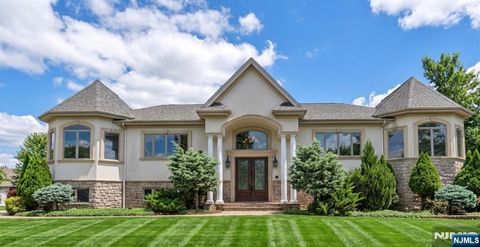 Photo of 18 Berkshire Place, Englewood Cliffs, NJ 07632 (MLS # 26021813)