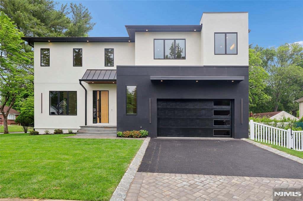 Photo of 1 Bancroft Place, Cresskill, NJ 07626 (MLS # 26009181)