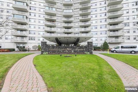 Photo of 2100 Linwood #2N, Fort Lee, NJ 07024 (MLS # 25042878)