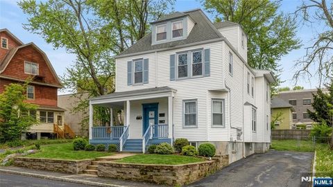 Photo of 15 Lakeview Place, Verona, NJ 07044 (MLS # 26009151)