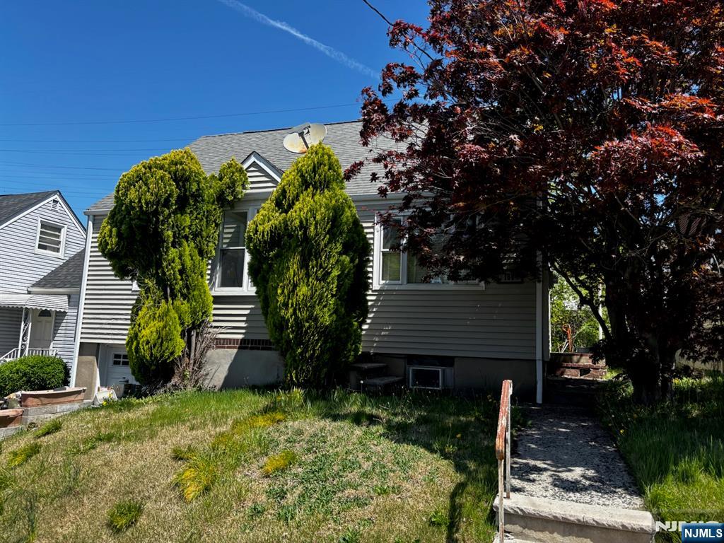 166 Boston Avenue, North Arlington, New Jersey - 3 Bedrooms  
1 Bathrooms  
5 Rooms - 