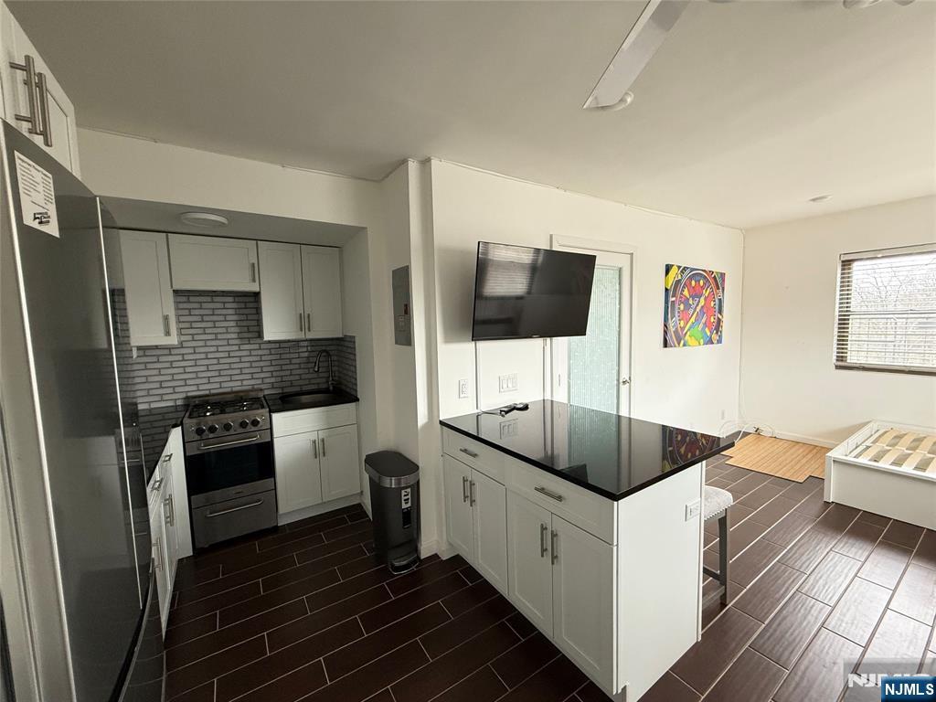 421 Park Pl 5J, Fort Lee, New Jersey - 1 Bathrooms  
2 Rooms - 