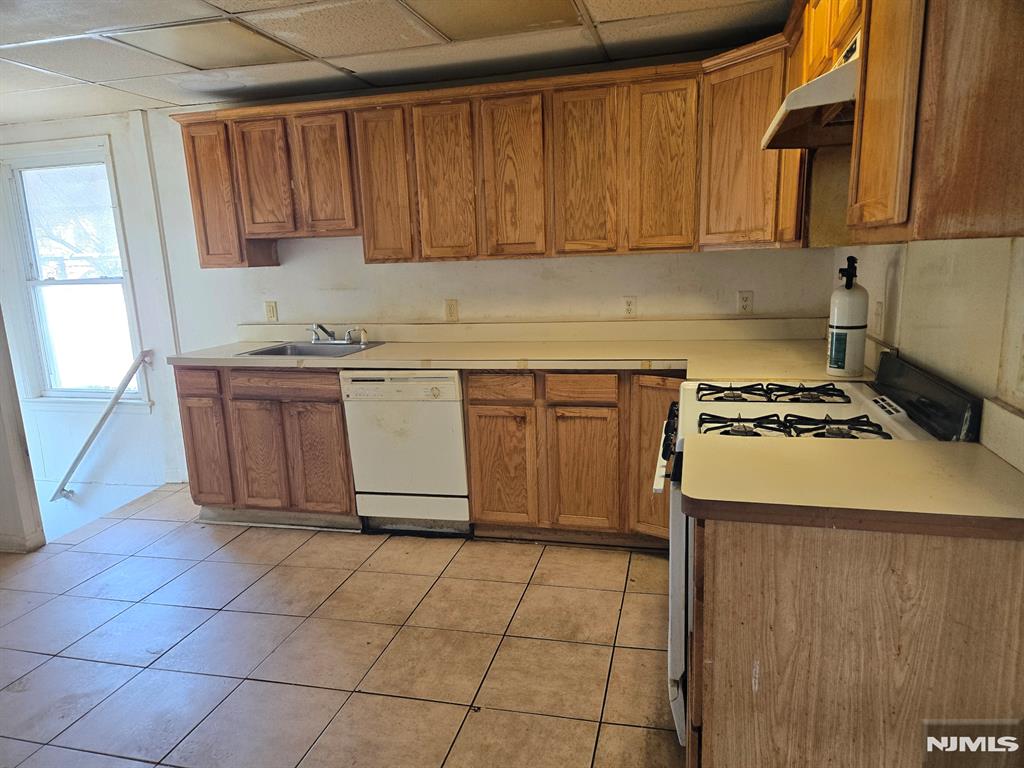 Englewood, New Jersey 07631, United States, 4 Bedrooms Bedrooms, ,2 BathroomsBathrooms,Residential,Pending,88867