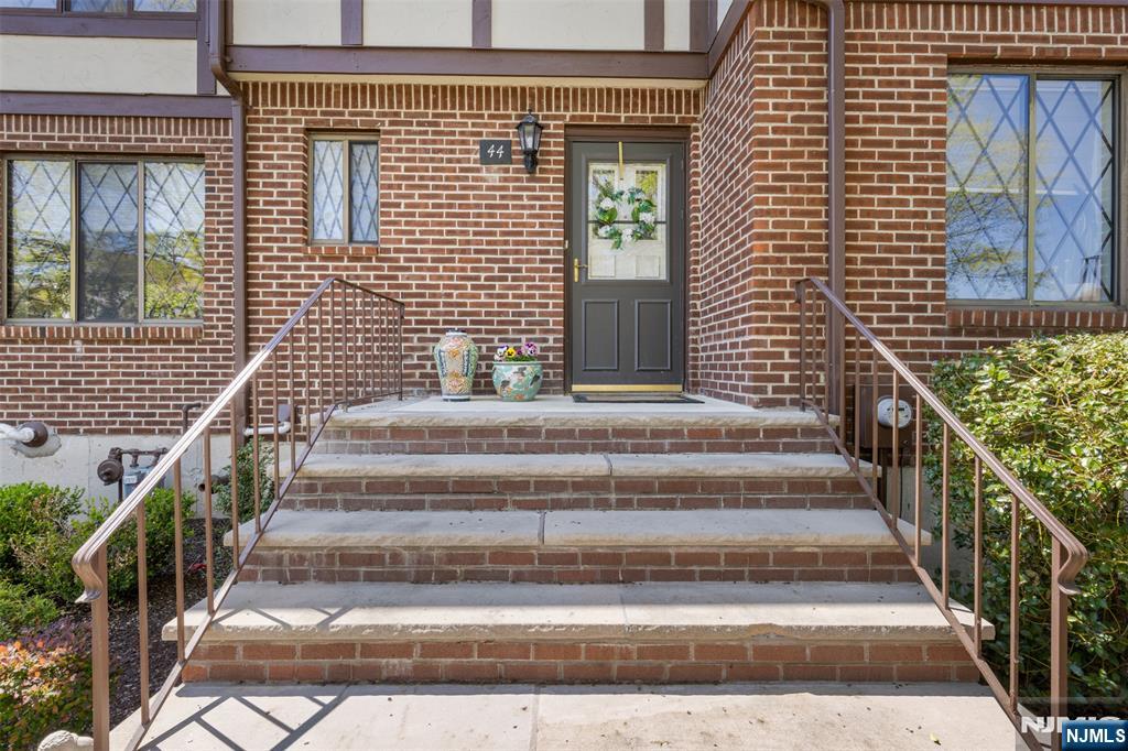 44 Holiday Court