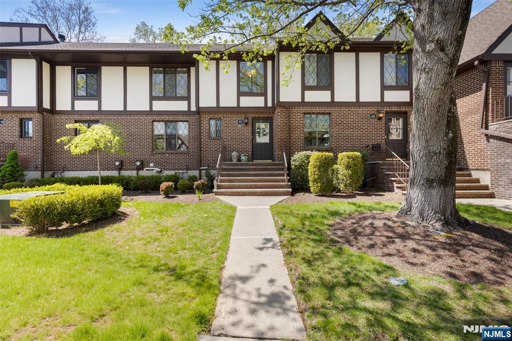 44 Holiday Court