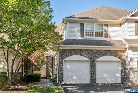 Photo of 40 Schindler Ct, Upper Saddle River, NJ 07458 (MLS # 25034957)