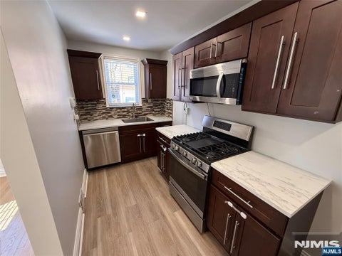 Photo of 401 Gorge, Cliffside Park, NJ 07010 (MLS # 26032193)