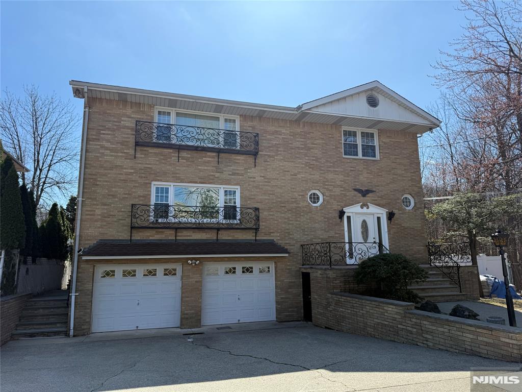 Rental Property at 1420 12th St 1st Floor, Fort Lee, New Jersey - Bedrooms: 3 
Bathrooms: 2 
Rooms: 6  - $3,950 MO.