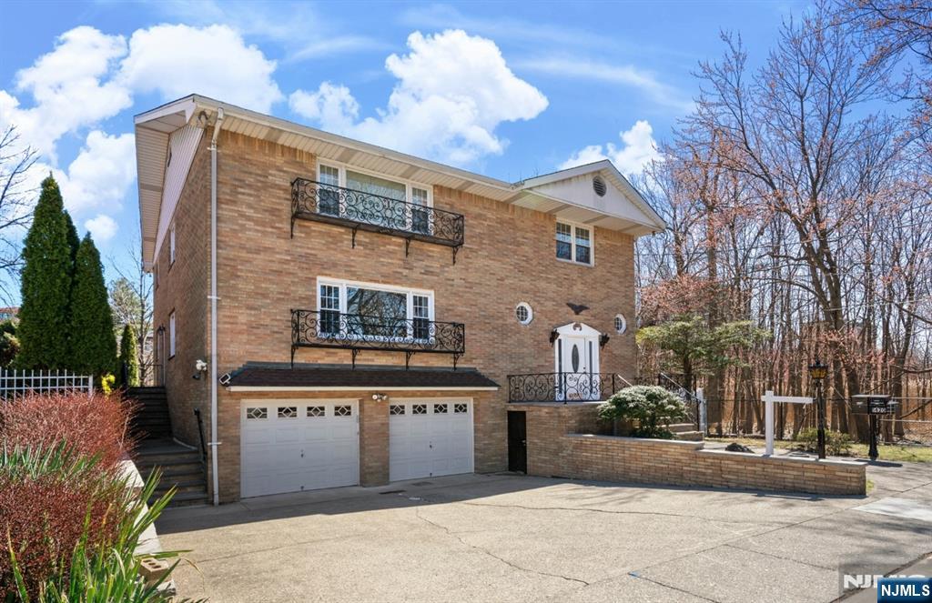1420 12th St 1st Floor, Fort Lee, New Jersey - 3 Bedrooms  
2 Bathrooms  
6 Rooms - 