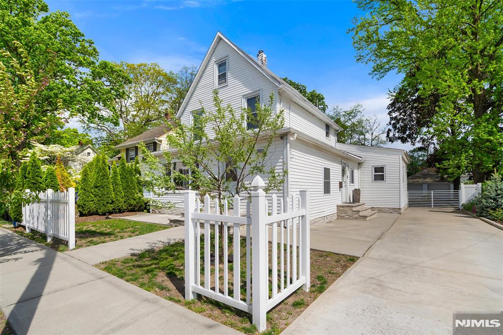 Rental Property at 226 Louis St Front, Hackensack, New Jersey - Bedrooms: 3 
Bathrooms: 2 
Rooms: 6  - $3,950 MO.