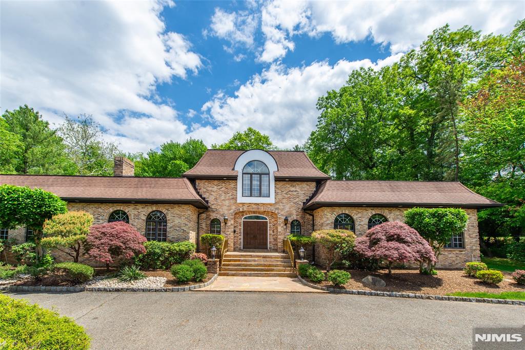 Property for Sale at 3 Vanderbilt Drive, Livingston, New Jersey - Bedrooms: 6 
Bathrooms: 6 
Rooms: 11  - $1,599,000