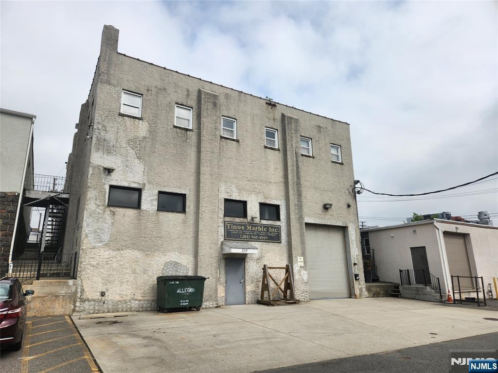 319 10th Street