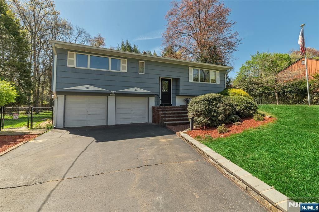 Photo of 595 Echo Glen Avenue, River Vale, NJ 07675 (MLS # 26013927)